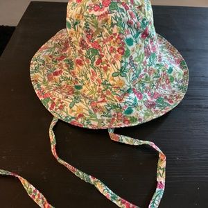 Canvas bucket hat with ties in Liberty® fabrics- M/L- NWT